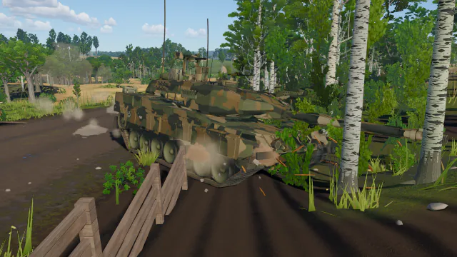 白天的翠野原，碾压：一辆 Leopard 2A7V 高速冲过木板围栏，木板在履带下碎裂，尘土飞扬，旁边是一片白桦林。